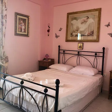 2br With Shared Pool Apartmán *