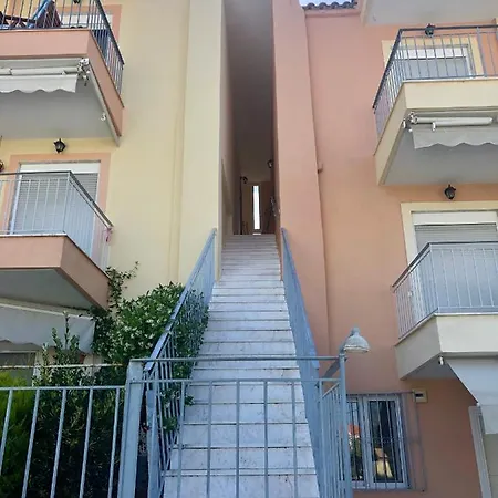 2br With Shared Pool Apartmán